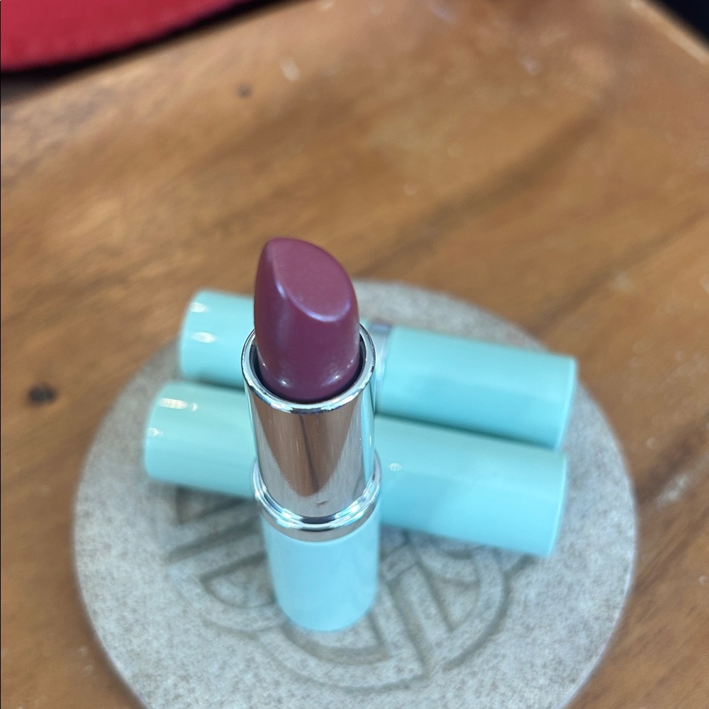 Vintage Clinique - A Different Grape